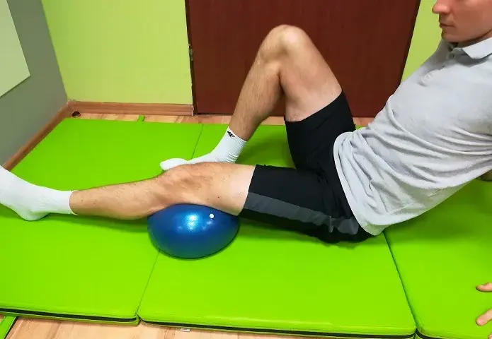 Ćwiczenia przy uszkodzonej łąkotce: bezpieczny powrót do formy?